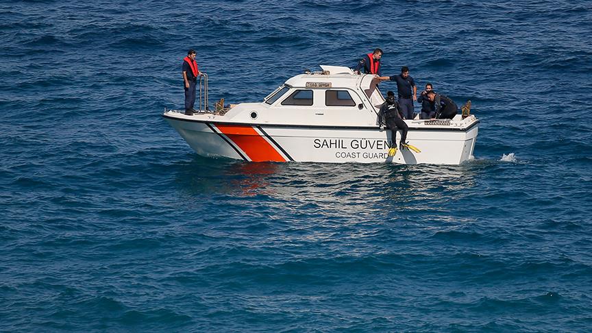 İzmir'de göçmenleri taşıyan tekne battı: 8  ölü