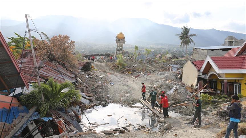 Во земјотресот и цунамито во Индонезија загинаа  2.045 лица
