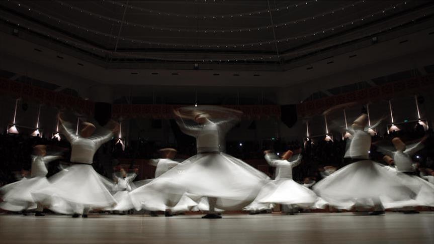 وزير الداخلية الإيراني يحضر عرضا للرقصة المولوية في قونية التركية