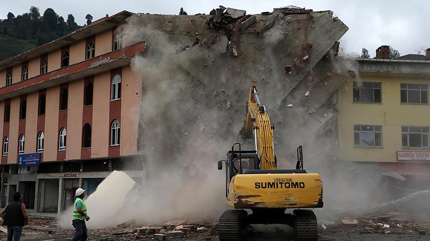 Rize'de altından dere geçen bir binanın daha yıkımına başlandı