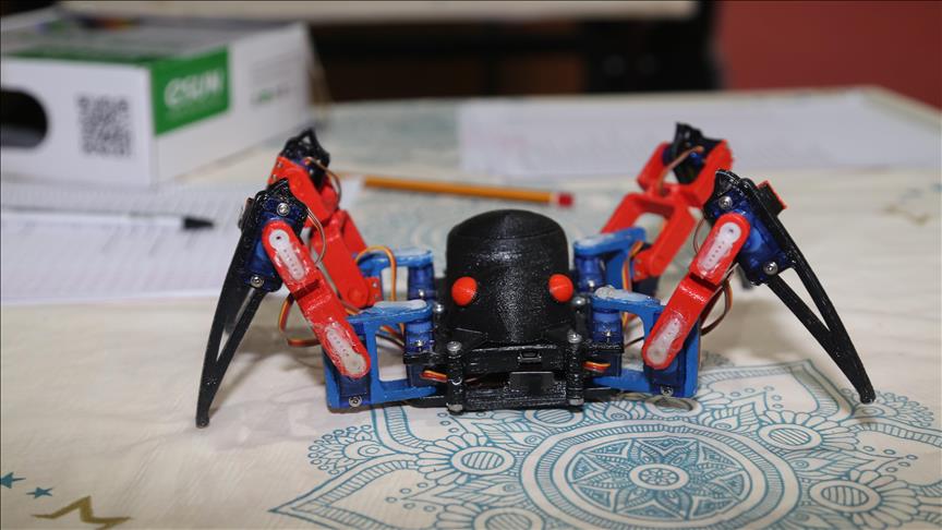 Öğrencilerin yaptığı robot örümcek ilgi görüyor