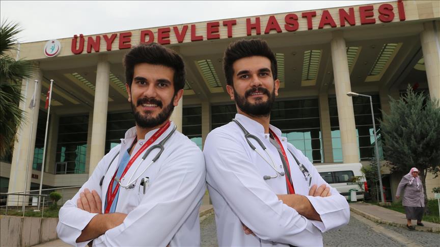 Ikiz Doktorlar Ordu Da Sifa Dagitiyor