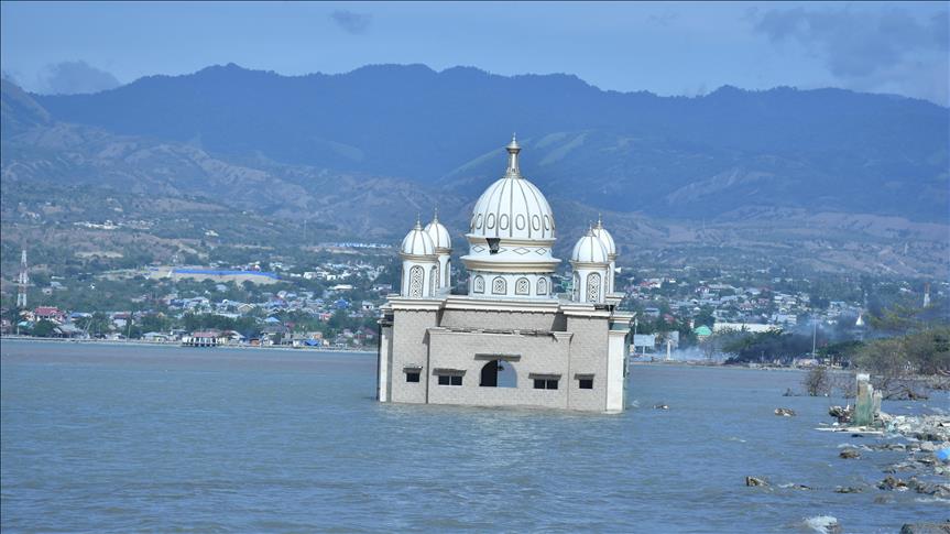 Cifra de muertos por tsunami en Indonesia llega a 2.088