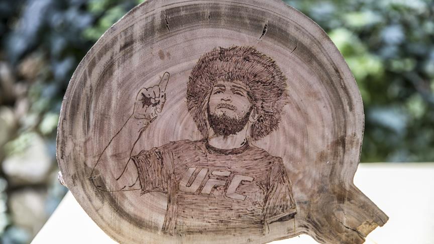 Nurmagomedov'un galibiyetini ahşaba işledi
