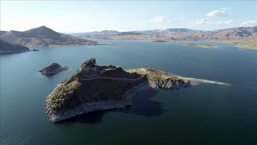 ada gorunumlu pertek kalesi goz