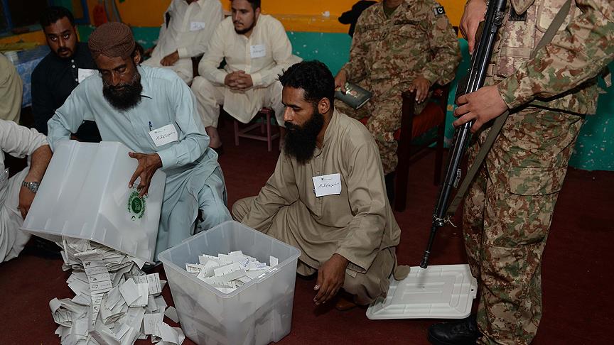 Pakistan'da ara seçimlerde bazı sandalyeler muhalefete geçti