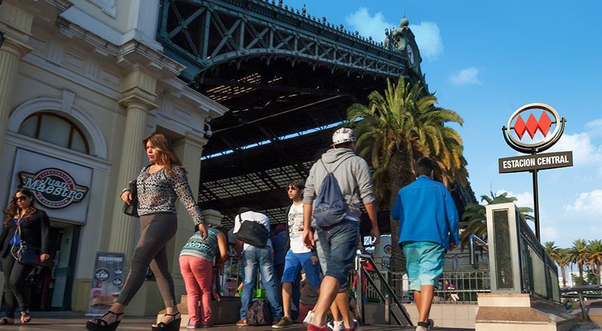 Registran ataques a más de 100 buses de Transantiago en huelga en Chile