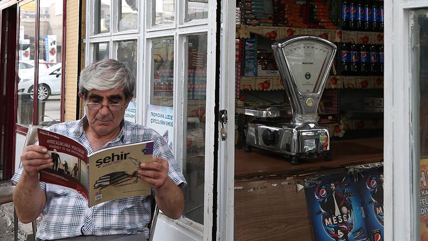 Kitap sevgisini hem bakkal dükkanında hem televizyonda anlatıyor