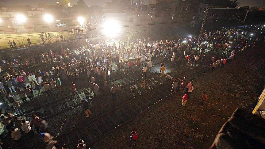 Hindistan'da ray çevresinde toplanan kalabalığa tren çarptı: 58 ölü