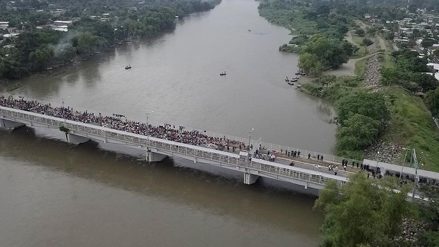 Mahsur kalan göçmenler yüzerek Meksika sınırını geçiyor