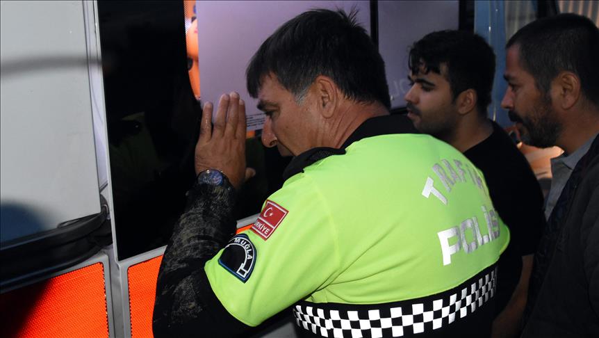 Polici turk me lot në sy përpiqet të shpëtojë emigranten e vogël