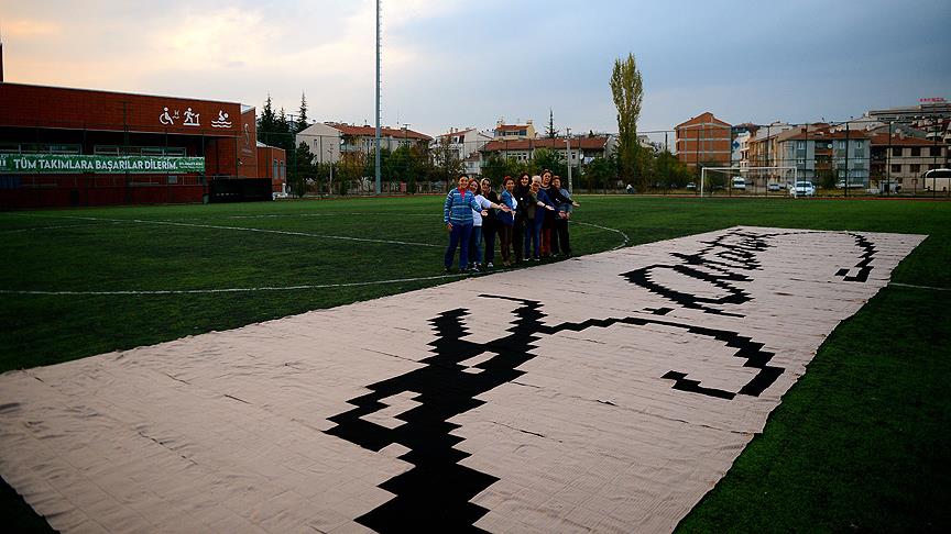 Kadınlar 100 metrekare Atatürk imzası ördü 