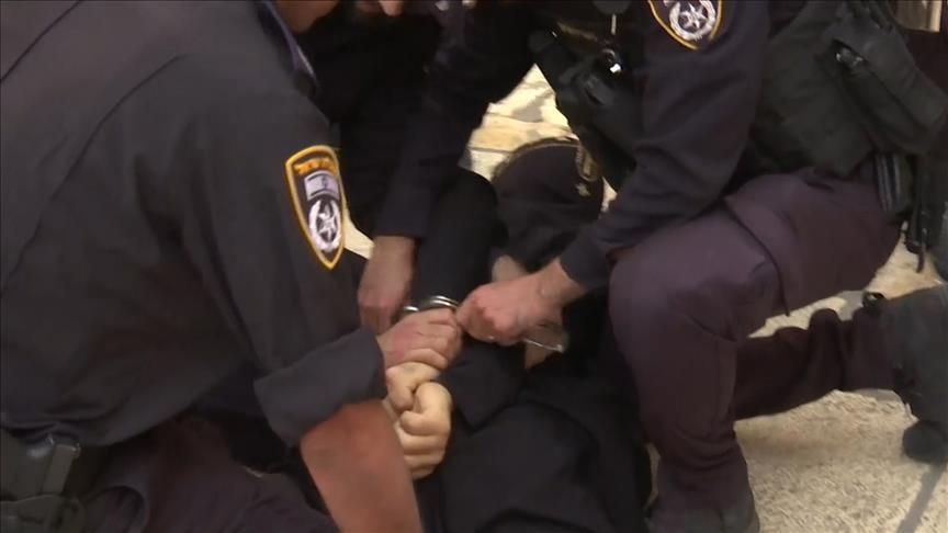 إسرائيل تعتقل رجل دين مسيحيا وتعتدي بالضرب على آخرين بالقدس