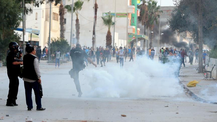 مواجهات بين محتجين والشرطة في ضواحي العاصمة التونسية