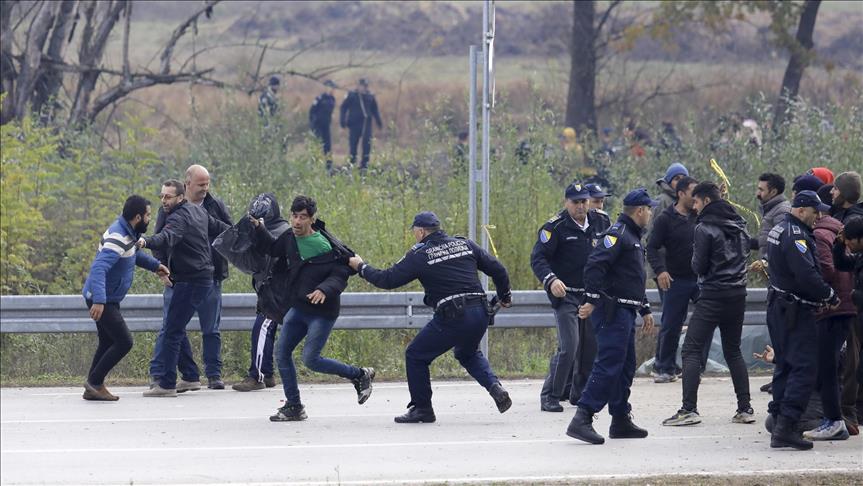 Migrantes enfrentan a la Policía bosnia en la frontera croata