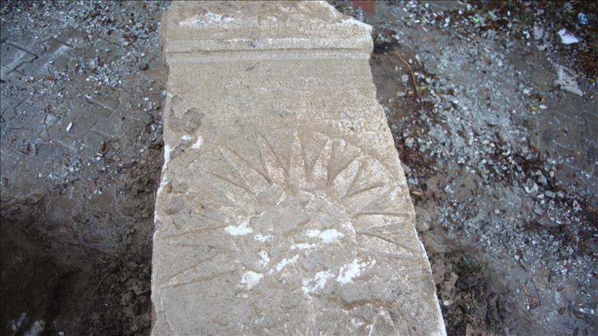 Kütahya'da altyapı kazısında tarihi sütunlara rastlandı
