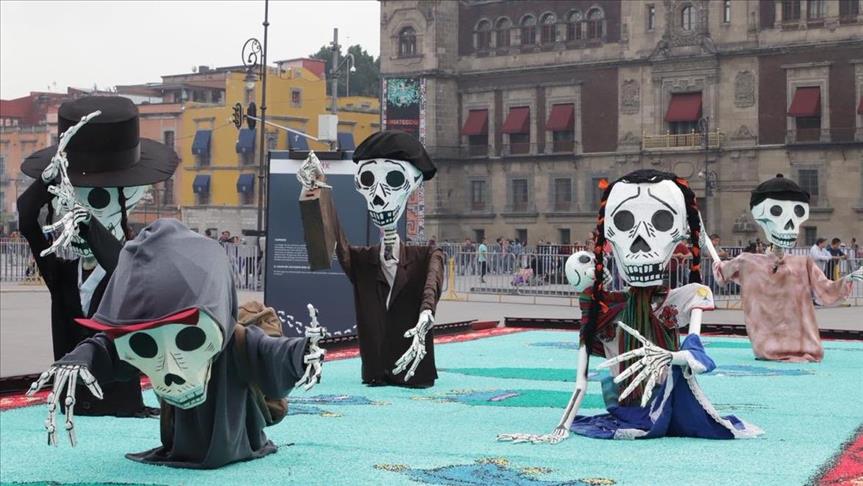 Inicia desfile del Día de los Muertos en México 