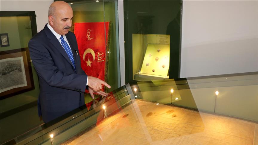 Müzedeki alay sancağı şehit sancaktarının izini taşıyor
