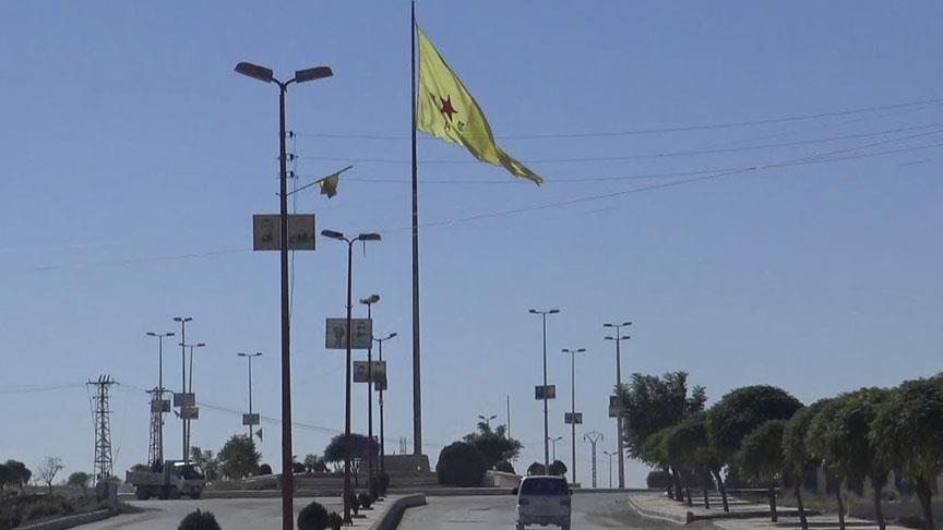 Tel Abyad merkezinde terör örgütü YPG/PKK bayrağı