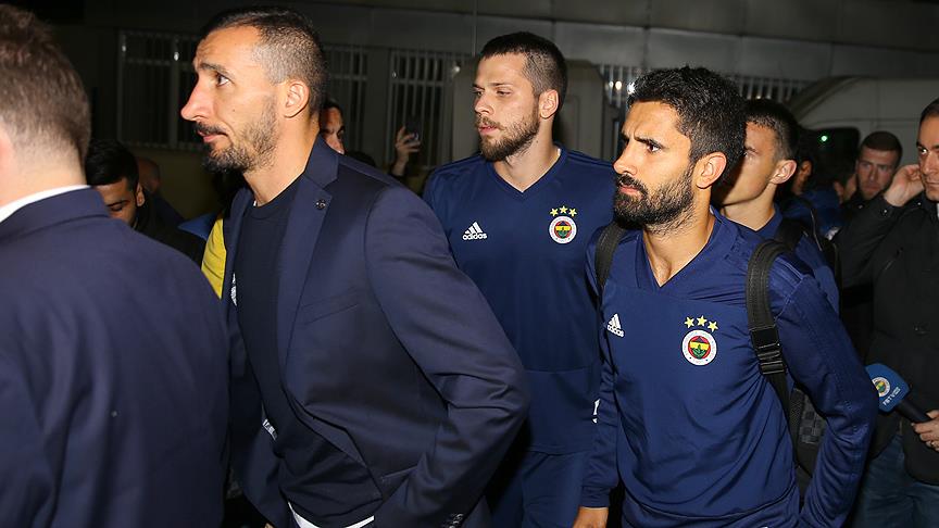 Fenerbahçeli futbolculardan genç taraftarın yakınlarına taziye ziyareti
