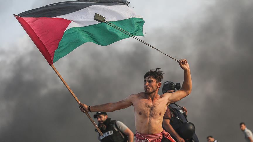 İsrail sembol fotoğraftaki Filistinli genci hedef aldı