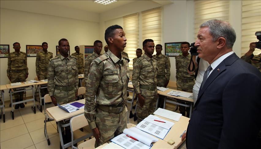 Turkey’s defense min. visits Somali cadets in Mogadishu