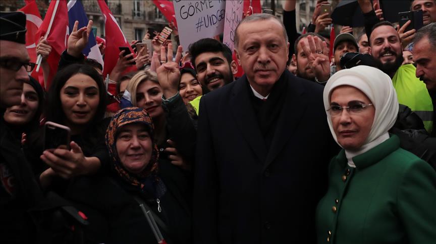 Turks welcome Erdogan in French capital