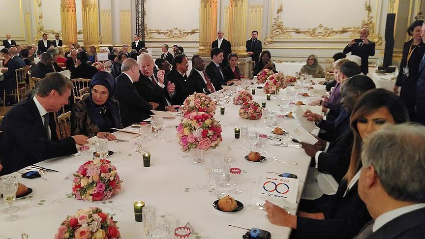 Erdogan participe à un dîner réunissant les dirigeants du monde à Paris 