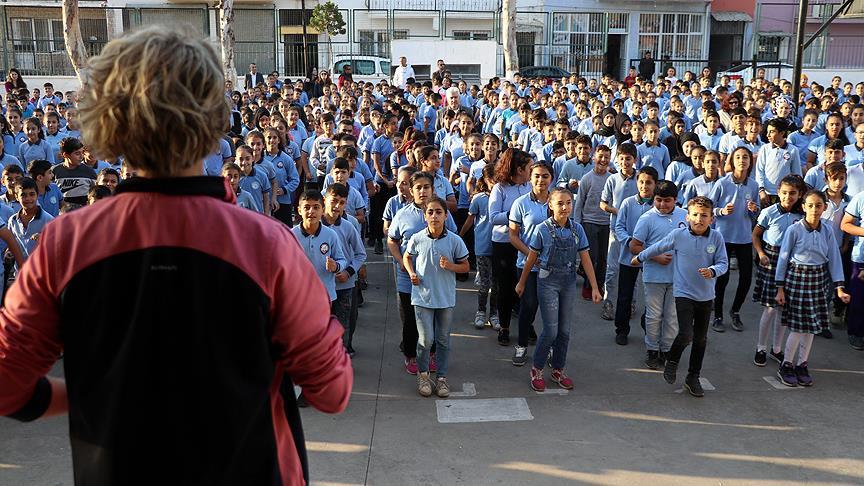 Bu okulun öğrencileri müzikli egzersizle derse başlıyor