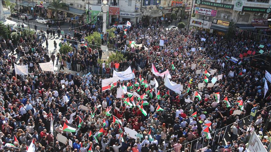 Thousands of Palestinians protest social security law