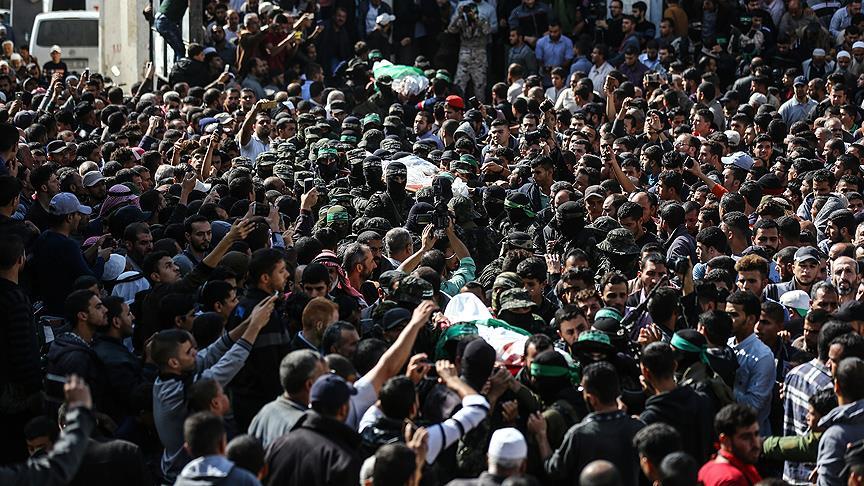 İsrail saldırısında şehit olan 7 Filistinlinin cenazeleri defnedildi