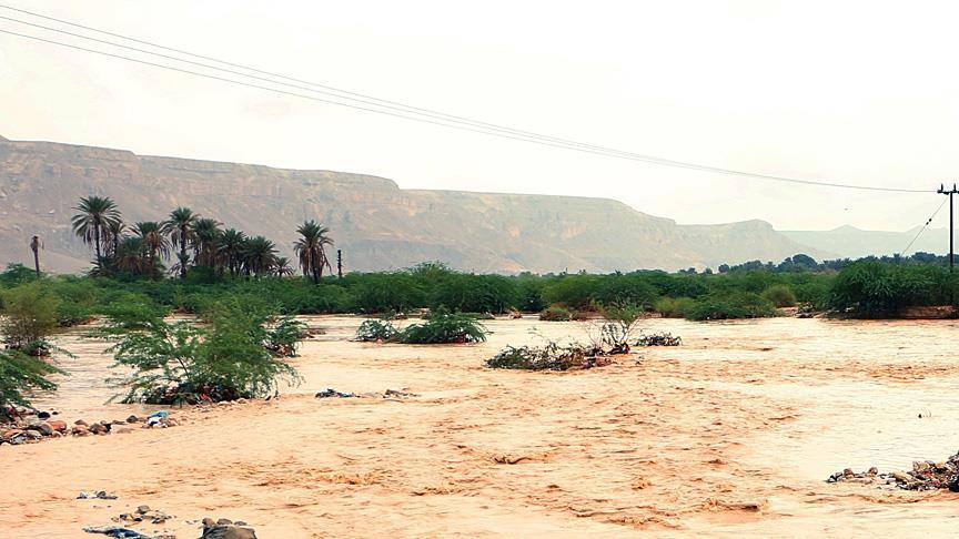 Во поплавите што ја зафатија Саудиска Арабија загинаа 30 лица