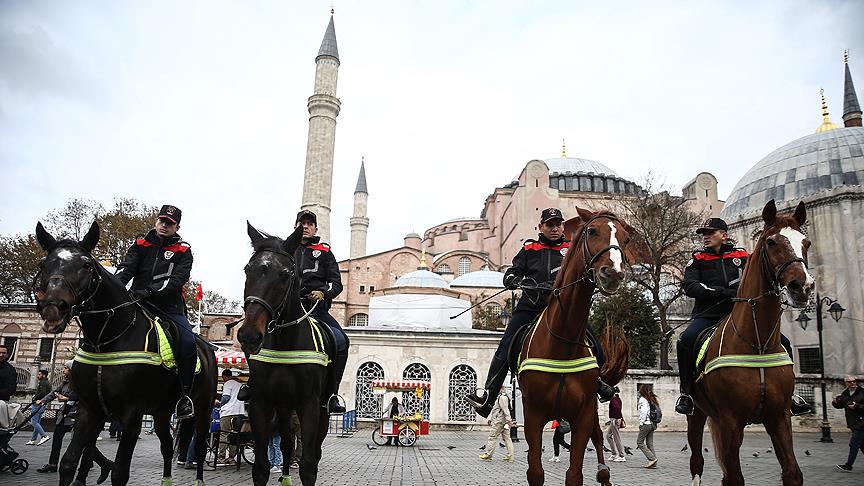 'Atlı Birlikler' Sultanahmet'te devriyeye başladı
