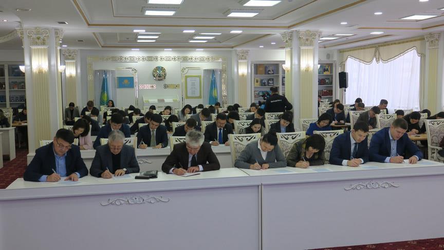 Kazakistan'da 1,5 milyon kişi ilk kez Latin alfabesinde yazdı