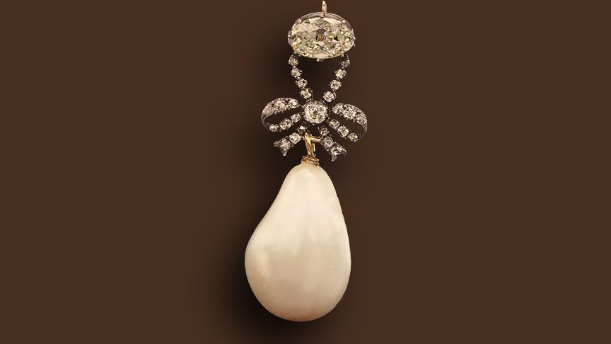 Marie Antoinette'in 'inci ve elmas' kolyesi satış rekoru kırdı