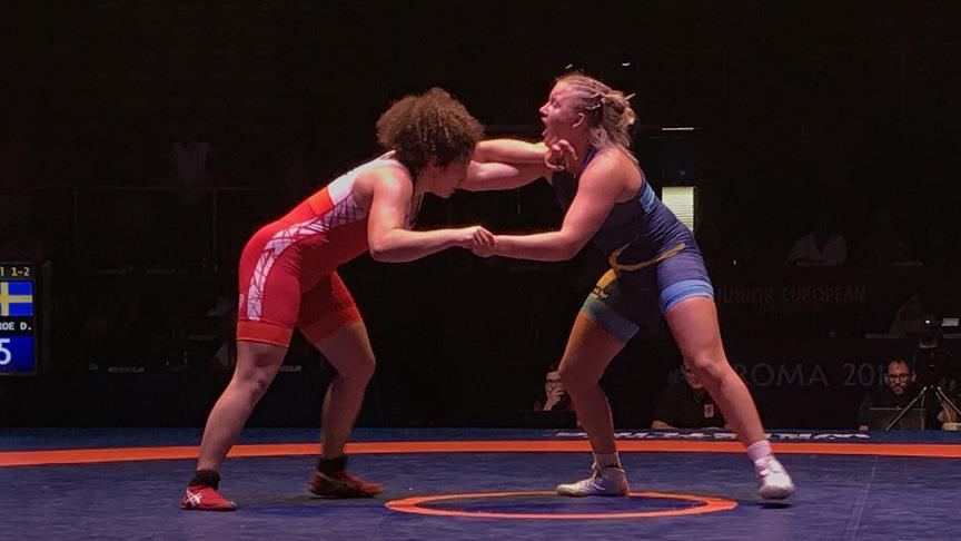 Milli güreşçi Ayşegül Özbeğe'den gümüş madalya