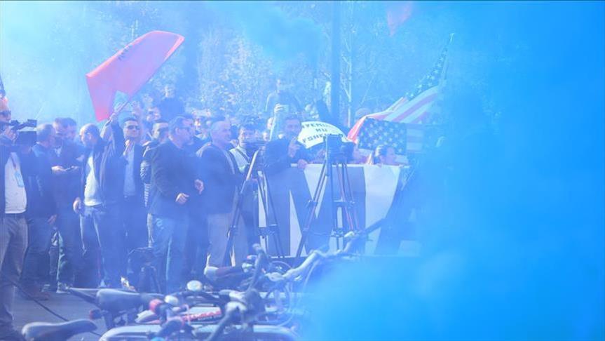 Протести во Тирана: Tензии меѓу демонстрантите и безбедносните сили