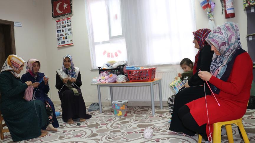 'Veliler örüyor çocuklar gülüyor'