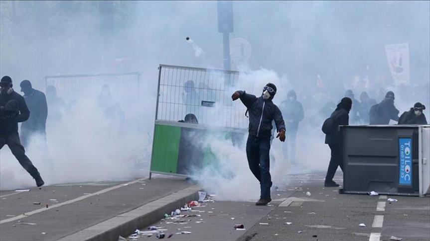 Протести во Франција: Загина едно, а повредени се 47 лица