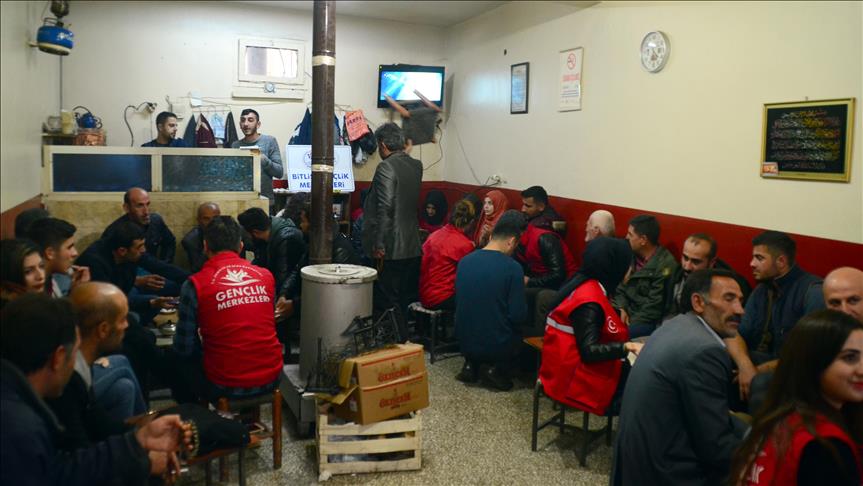 Kahvehaneleri gezip kitap sevgisi aşılıyorlar