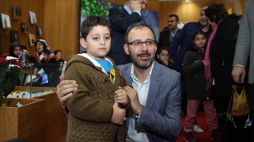 Bakan Kasapoğlu kitap fuarını ziyaret etti