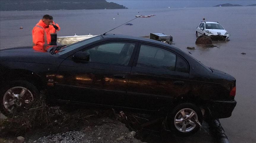 Përmbytje në Bodrum, disa automjete përfundojnë në det
