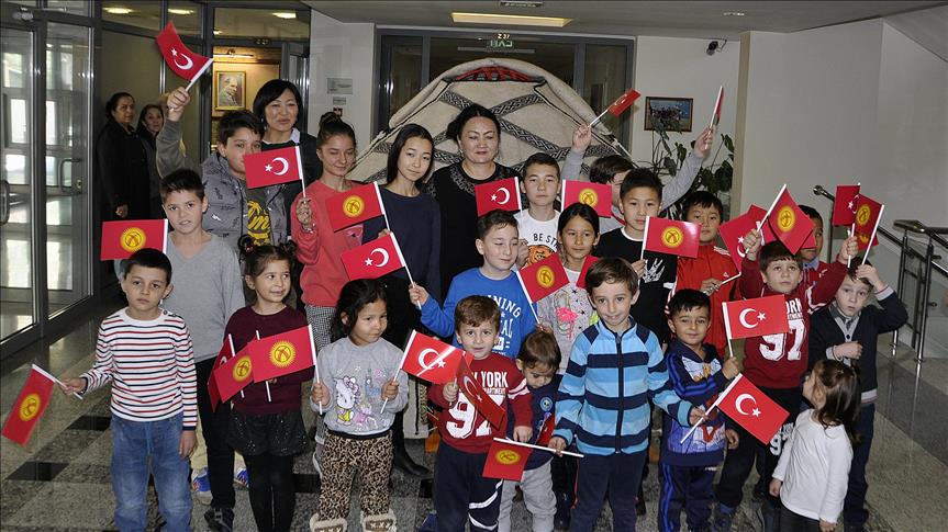 Дети турецких дипломатов научились собирать кыргызскую юрту