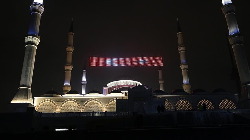 احتفاء بالمولد النبوي.. أكبر مساجد إسطنبول يتزّين بأضواء "المَحيا"