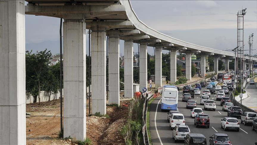 Bikin macet, proyek kereta cepat dan LRT distop sementara 