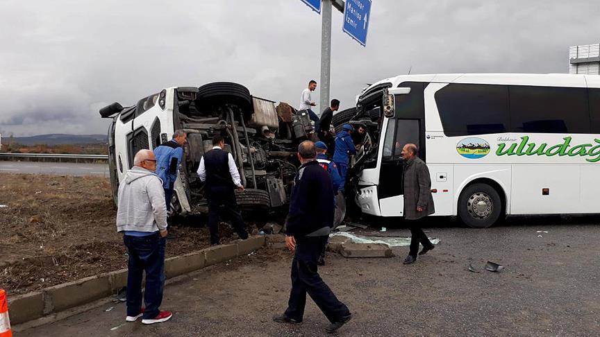 Manisa'da otobüs ile vinç yüklü kamyon çarpıştı: 17 yaralı