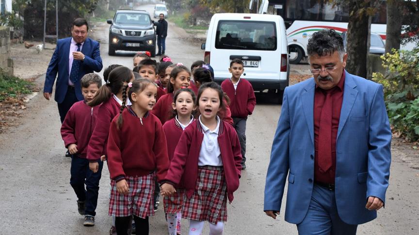 Öğrencileri doğal yaşamı tanısın diye sınıfı köye taşıdı