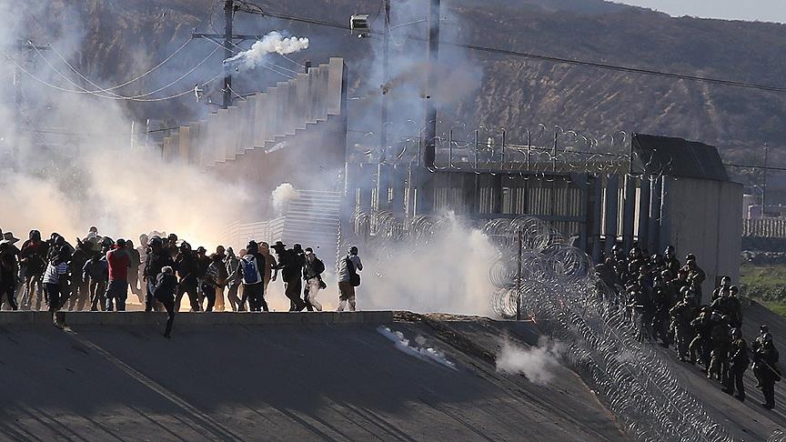 ABD polisinden sınırdaki göçmenlere gazlı müdahale