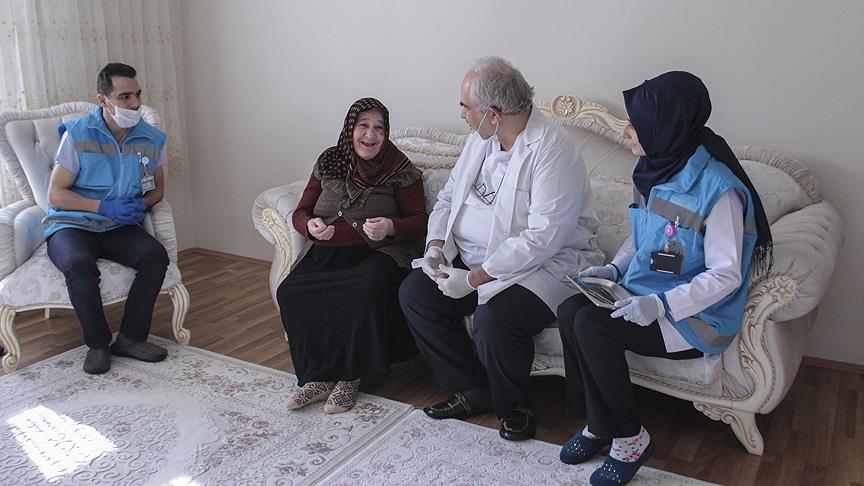 Yatağa bağımlı hastanın ayağına gidiyorlar 