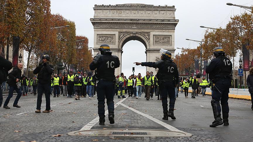 'Sarı yeleklilerden' Paris'te gösteri çağrısı